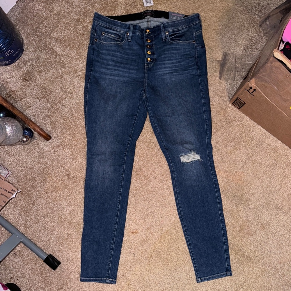 MWT TORRID 18T Bombshell, skinny, distressed, knee butterfly jeans